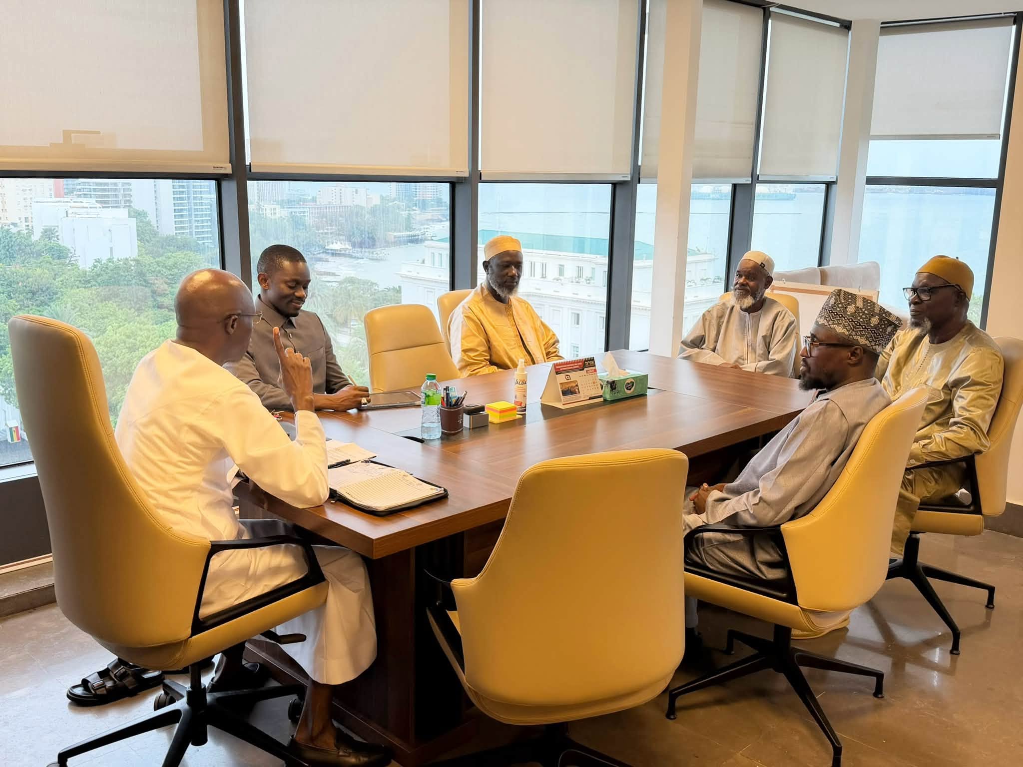 Me Moussa Sarr et le mouvement Al Fatah ont échangé sur des questions liées à la justice. Me Moussa Sarr et le mouvement Al Fatah ont échangé sur des questions liées à la justice.